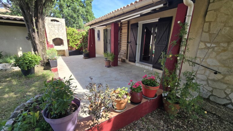 Terrace devant maison principale