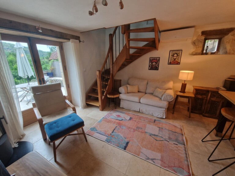 Gite salon staircase 768x576