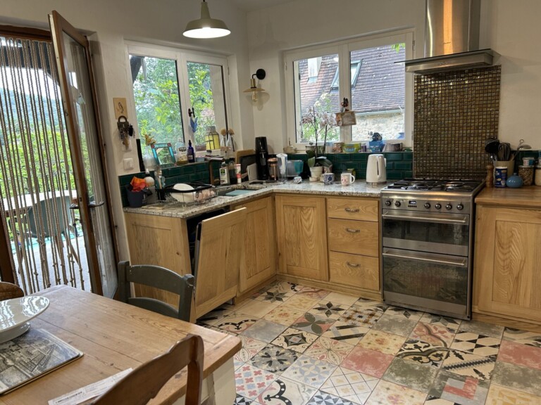 Le cuisine avec porte de la terrace 1 optimized 3000 768x576