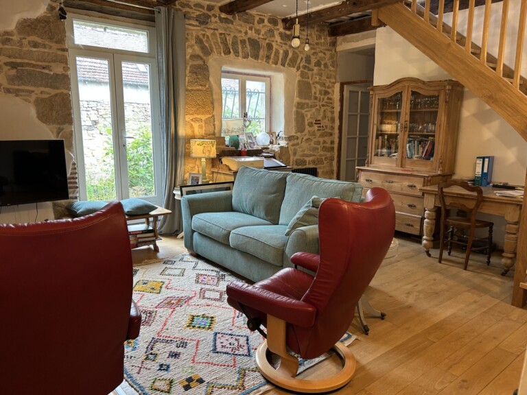 Salon with staircase optimized 3000 768x576
