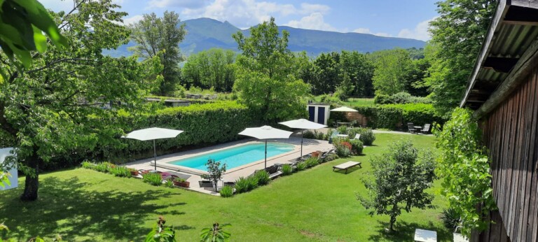 Piscine dans le grand jardin