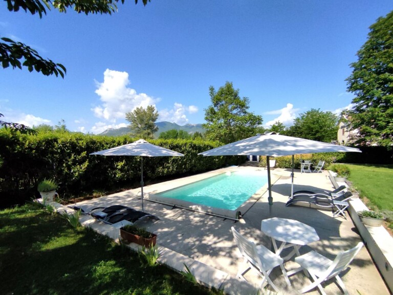 Piscine dans le grand jardin