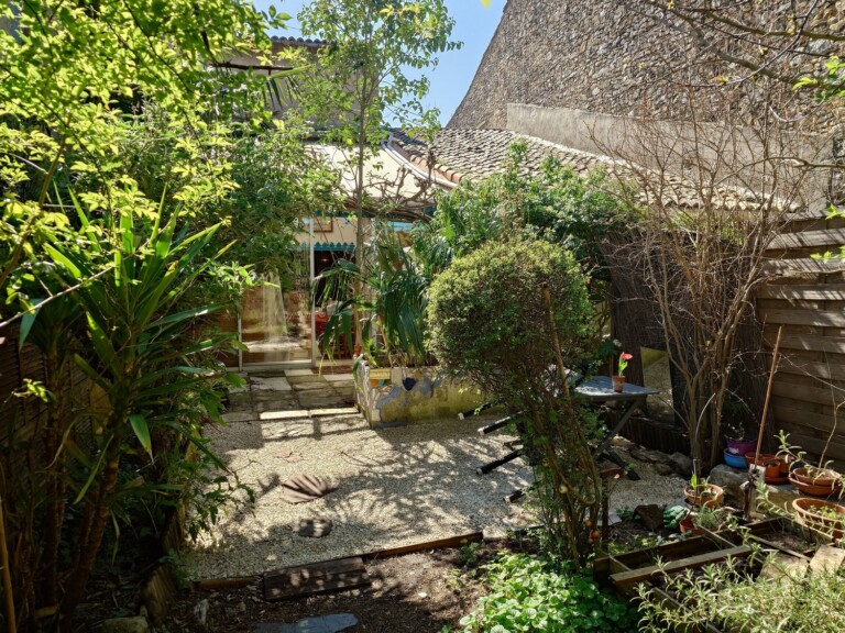 Une des terrasses dans le jardin