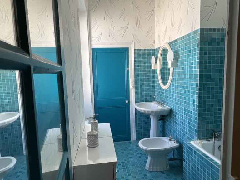 11. Salle de bains bleue 1 768x576
