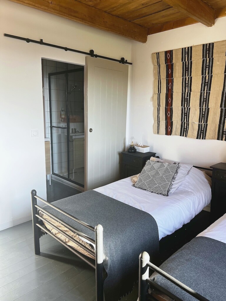 12 chambre pierre salle eau 768x1024