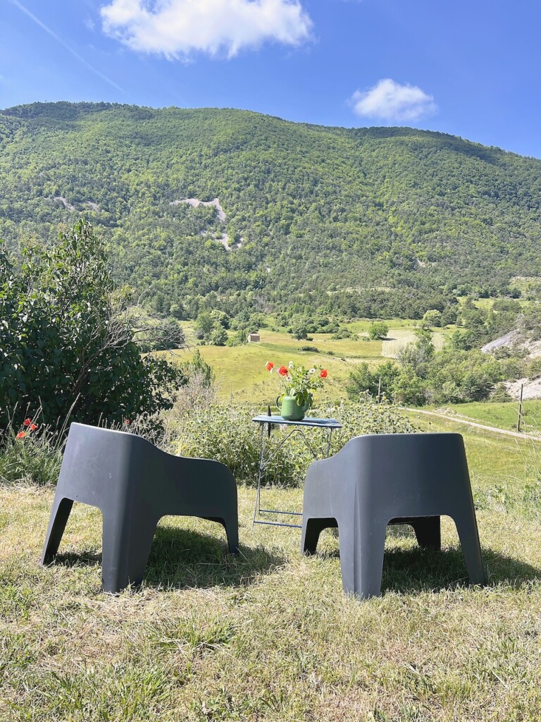 18b salon jardin vue vallee 768x1024