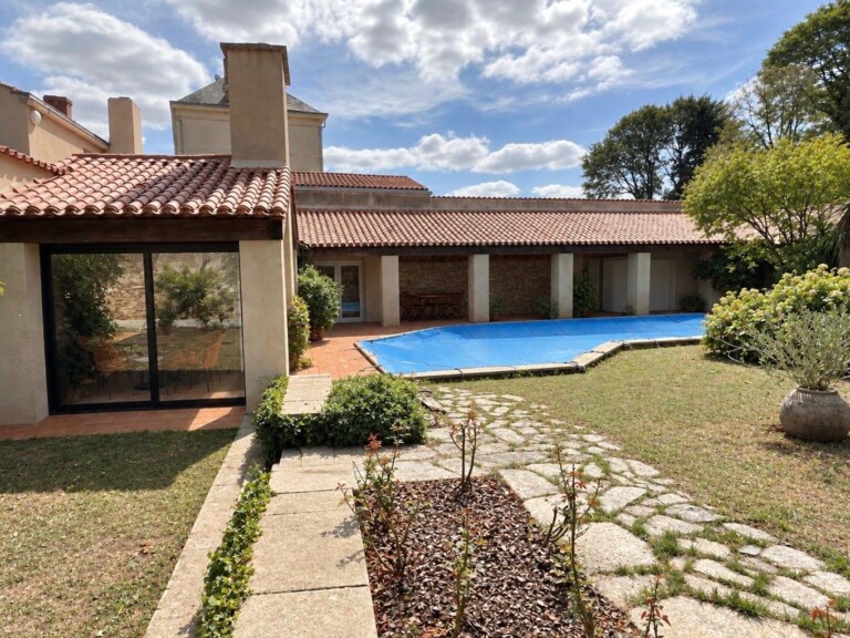 8. Pool house piscine preau 768x576