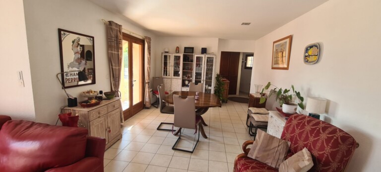 salle a manger et entree 768x346